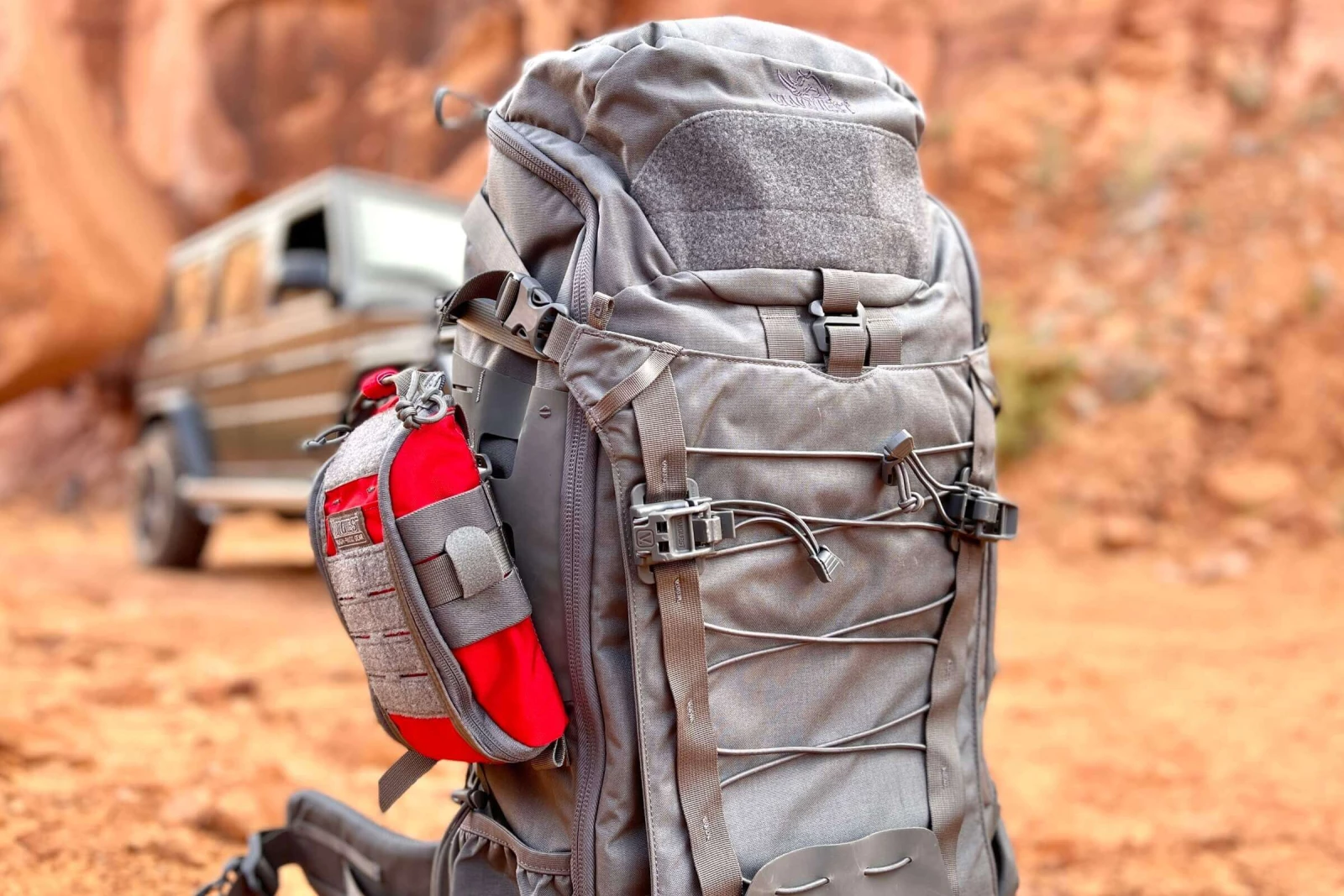 Outdoor clamshell backpacks: Convenience meets quick access.