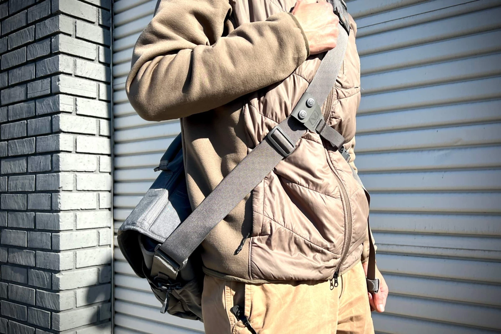 Messenger bag suspension for mobile stability.